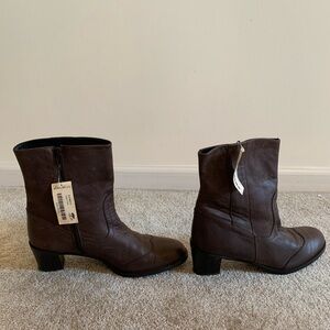Eddie Bauer brown leather 2.25in heel booties.